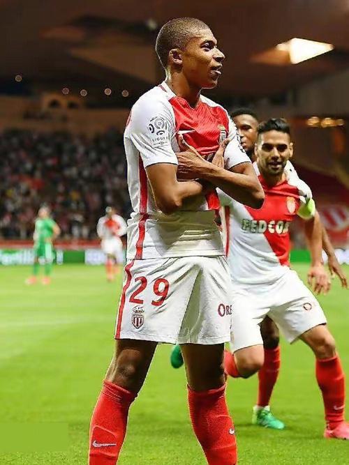 科莫利：很高兴尤文拥有斯帕莱蒂；意大利人非常热爱足球（科莫利：尤文拥有斯帕莱蒂令我欣喜；意大利人对足球充满热情）