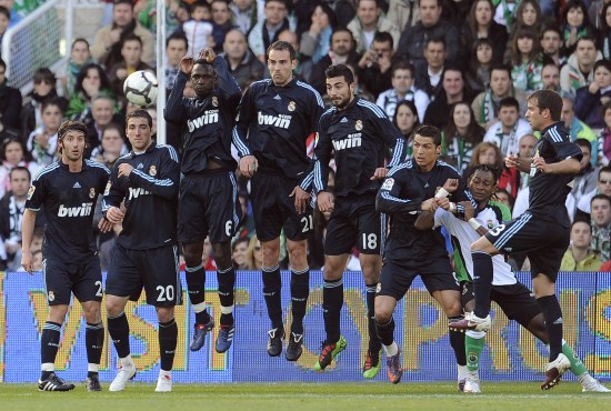 沙特联半场：本泽马破门，吉达联合暂2-0利雅得体育（半场战报：本泽马进球，吉达联合2-0领先利雅得体育）