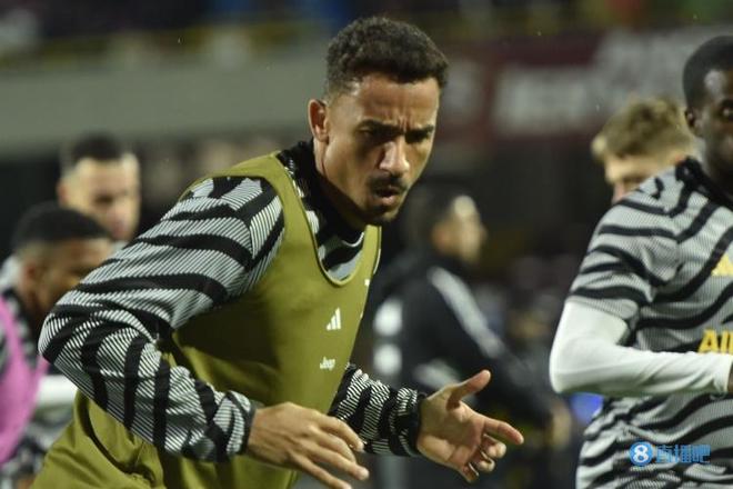 皇马因战术分歧和防守问题表现不稳定，哈维·阿隆索与球员矛盾缓和但压力仍大，需加速抢分以夺冠。